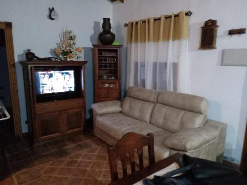 a living room with a couch and a tv at Casa bonita in Betenama