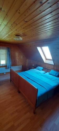 una camera da letto con un grande letto in mansarda di 2 Zimmer-Wohnung zur Erholung im Emmental 