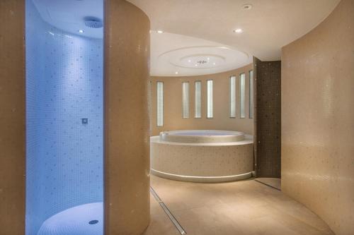 a bathroom with a tub in the middle of a room at Apartament Aqua 27 Premium nearby Beach in Świnoujście