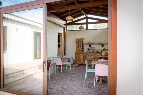 a glass door leading into a dining room with a table at B&B La Manica in Milazzo