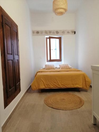 une chambre avec un lit et une fenêtre dans l'établissement Zofia appartements - T2 en duplex avec terrasse, à Moustiers-Sainte-Marie