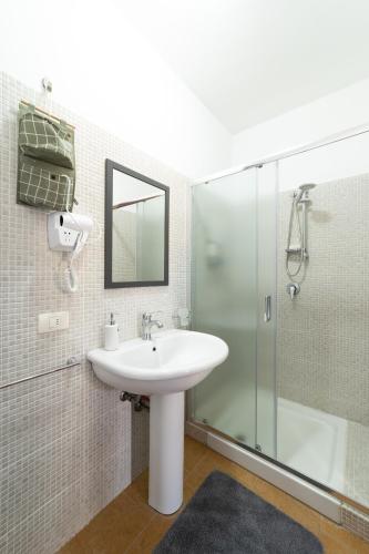 a bathroom with a sink and a shower at Casa al Vicolo 99 in Birgi Vecchi