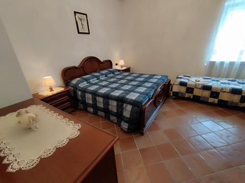 a bedroom with two beds and a table and a table sidx sidx sidx at Villa Salagona in Laggio