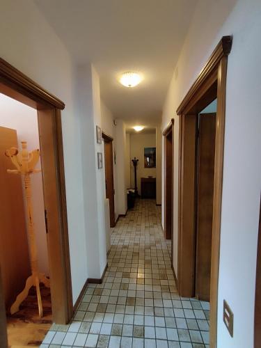 a hallway of a room with a tile floor at Villa Salagona in Laggio