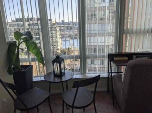 Ruang duduk di Penthouses of Beach Ave