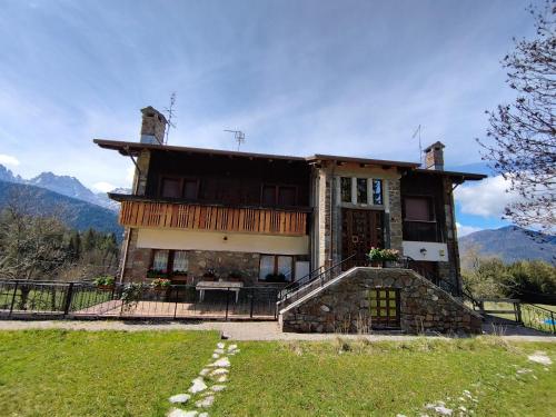 a house on a hill with mountains in the background at Villa Salagona in Laggio