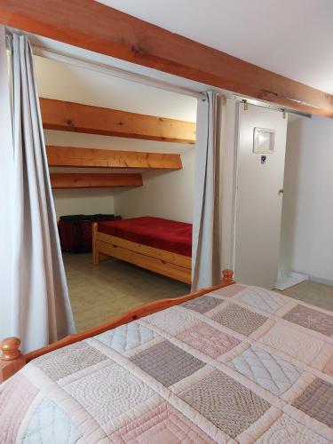 - une chambre avec un lit et des lits superposés dans l'établissement Résidence LA GRAND VOILE, à Sainte-Marie-la-Mer