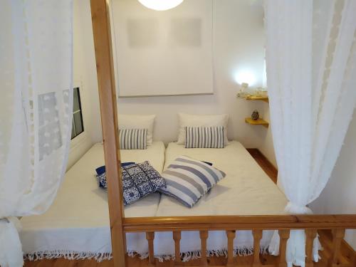 una cama con almohadas en una habitación en Terra Calma en Kalymnos