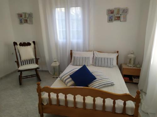 1 dormitorio con 1 cama grande y 1 silla en Terra Calma en Kalymnos