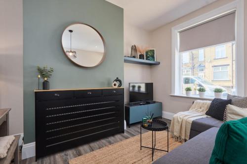 a living room with a large mirror and a couch at 10 Percent OFF - 3 Nights - Leeds - Bradford - Free Parking in Bradford