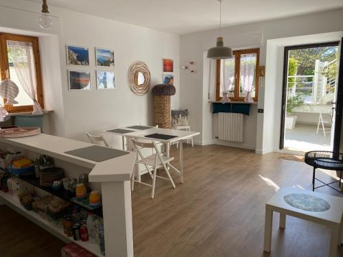 a kitchen and living room with a table and chairs at B&B 125Metri sul mare in Sirolo