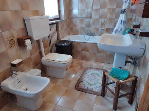 a bathroom with a sink and a toilet and a sink at Villa Salagona in Laggio