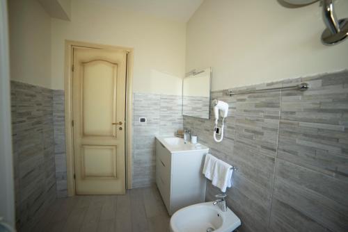 a bathroom with a toilet and a sink and a shower at B&B La Terrazza Degli Scrittori in Racalmuto