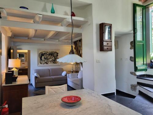 uma sala de estar com uma mesa e um sofá em La BouganVilla em Portovenere
