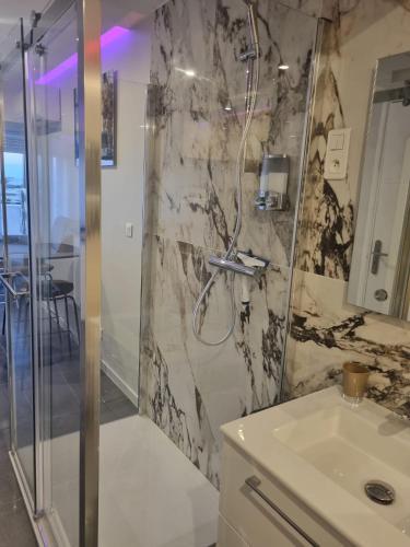 une salle de bain avec douche et lavabo dans l'établissement Capricia Port Nature 2-Coursives -Vue mer, au Cap d'Agde