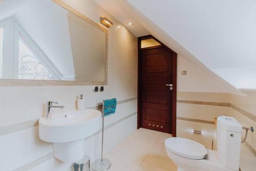 bagno con lavandino bianco e servizi igienici di Apartament Bukowa Mountain Wisla a Wisła