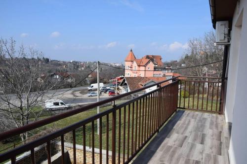 - un balcon avec vue sur le parking dans l'établissement Fruška sweetie 1, à Sremska Kamenica