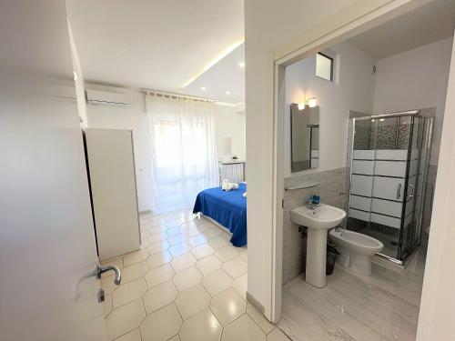 uma casa de banho com uma cama, um WC e um lavatório. em IL CENTRO DI GALLIPOLI em Gallipoli