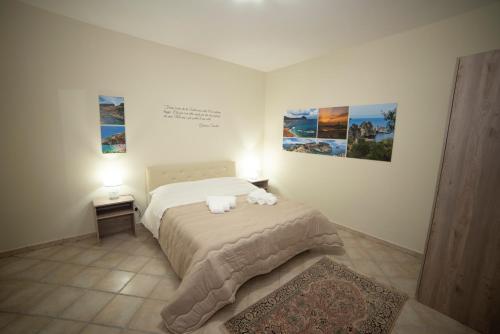 a bedroom with a bed with two towels on it at B&B La Terrazza Degli Scrittori in Racalmuto
