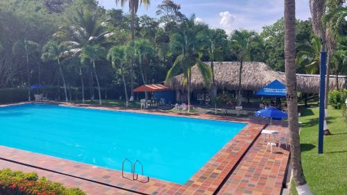 a large swimming pool in front of a resort at Cabaña Campestre in La Pintada