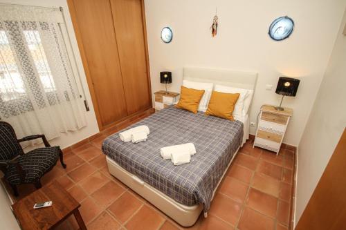 1 dormitorio con 1 cama con 2 toallas en Casa Jasmin, en Lagos