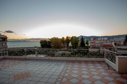 een balkon met uitzicht op het water bij My Nafpaktos Resort in Nafpaktos