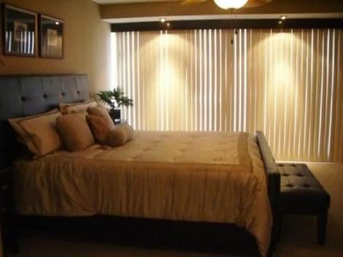 'Luxury Oceanfront Penthouse with Pools, Jacuzzis and Spectacular Ocean Views'にあるベッド