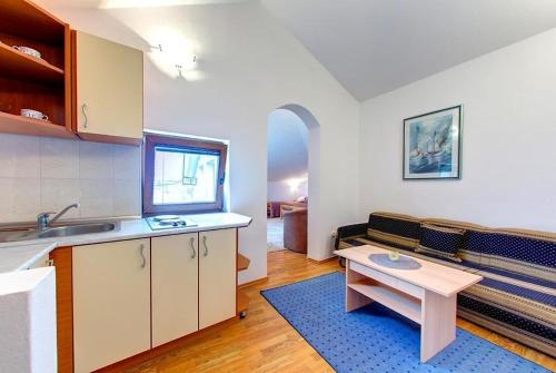 Apartments Stari most في موستار: مطبخ مع حوض وطاولة في الغرفة