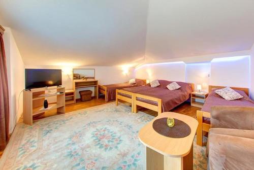 Habitación de hotel con 2 camas y TV en Apartments Stari most en Mostar