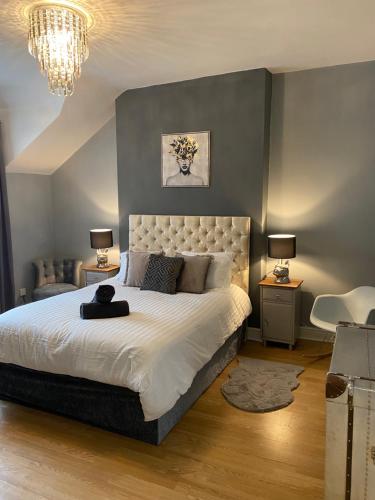 um quarto com uma cama grande e 2 candeeiros em Aspen House - Apartment 3 em Colwyn Bay