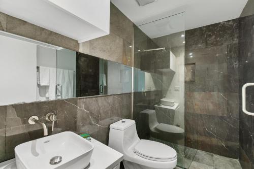 Koupelna v ubytování Upscale Modern Villa Private w Terrace in Bahia Mar Beachfront Resort, Heated Pool!