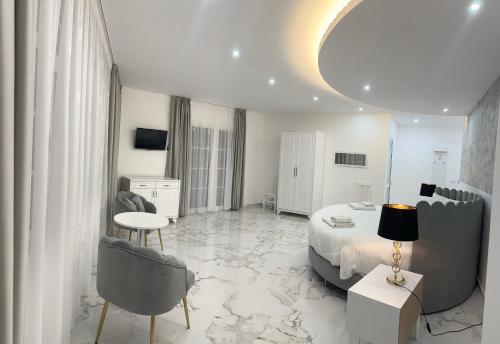 Uma TV ou centro de entretenimento em UJVARA HOTEL