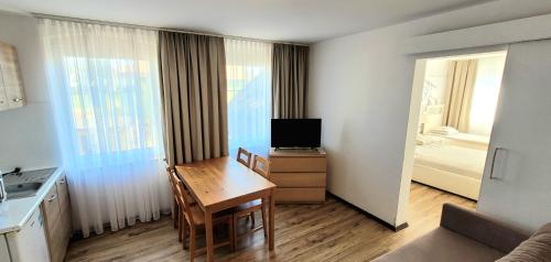 Azakにあるテレビまたはエンターテインメントセンター