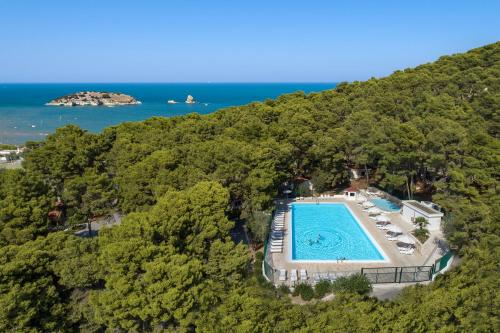 una vista aerea su una piscina su una collina vicino all'oceano di Gattarella Family Resort - Premium Half-Board à la carte a Vieste