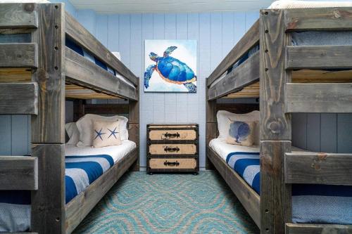 um quarto com 2 beliches num quarto em Destin Pointe 3586 - Emerald Breeze Hideaway em Destin