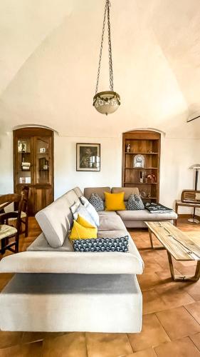 - un salon avec deux canapés et une table dans l'établissement La Casa di Vasco Bussana Vecchia, à Sanremo