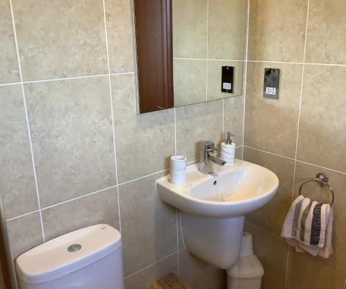uma casa de banho com um lavatório, um WC e um espelho. em Bonny Vista em Inverness