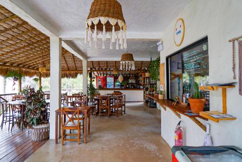 um restaurante com cadeiras e mesas e um bar em Ventura Barra Grande em Barra Grande