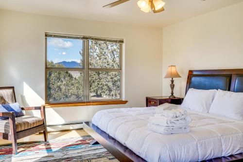 ein Schlafzimmer mit einem Bett mit Handtüchern darauf in der Unterkunft Cañon City Vacation Rental with Stunning Views! in Canon City