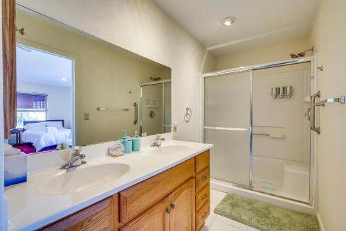 ein Bad mit einem Waschbecken, einer Dusche und einem Spiegel in der Unterkunft Cañon City Vacation Rental with Stunning Views! in Canon City