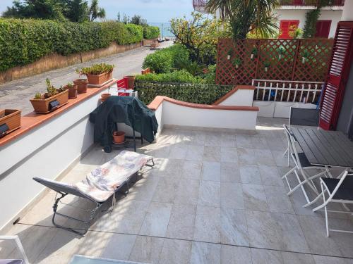 patio ze stołem i krzesłami na balkonie w obiekcie Casa sul Mare Formia Con una Splendida Terrazza w mieście Formia