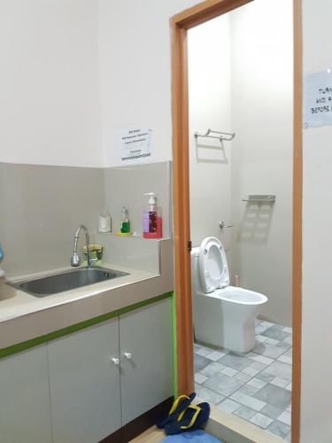 La petite salle de bains est pourvue d'un lavabo et de toilettes. dans l'établissement JZA Transient House, à Cagayán de Oro