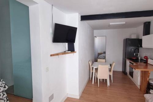 a kitchen and a dining room with a table and chairs at Preciosa casa Mojacar centro. in Mojácar