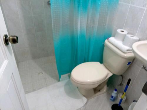 a bathroom with a toilet and a shower at Habitación privada a 8 minutos del Aeropuerto Tocumen in Tapia Número Dos