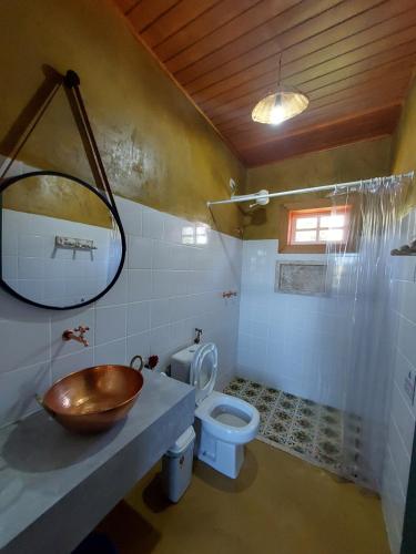 Chalés Vila das Cachoeiras في ديامانتينا: حمام مع حوض خشبي ومرحاض