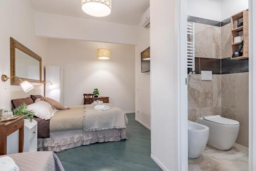 ein Schlafzimmer mit einem Bett und ein Badezimmer mit einer Badewanne in der Unterkunft Glint House Roma in Rom