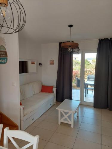 un salon avec un canapé et une table dans l'établissement VILLA DE BELGODERE LOZARI, à Belgodère