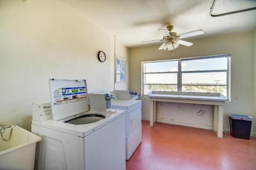 uma máquina de lavar roupa num quarto com uma janela em Oceanview Condo on Satellite Beach! em Satellite Beach
