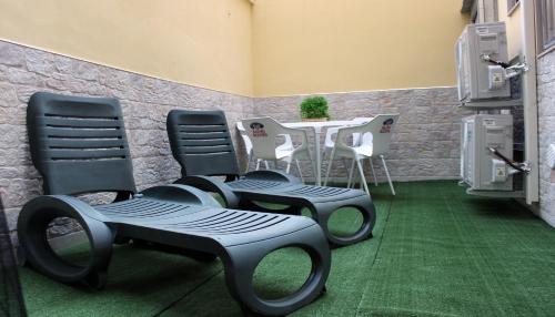 Habitación con 3 sillas y mesa con mesa en Lalla Home, en Bari