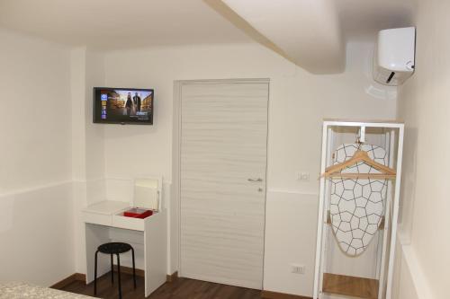 uma sala branca com uma porta e uma escrivaninha em Lalla Home em Bari